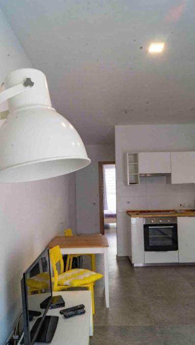 Nicely Furnished 1 Bedroom In Apartment