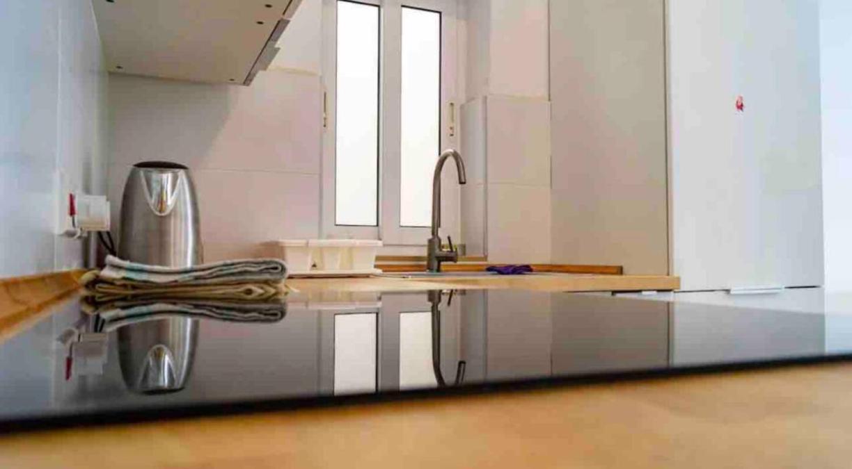 Nicely Furnished 1 Bedroom In Apartment